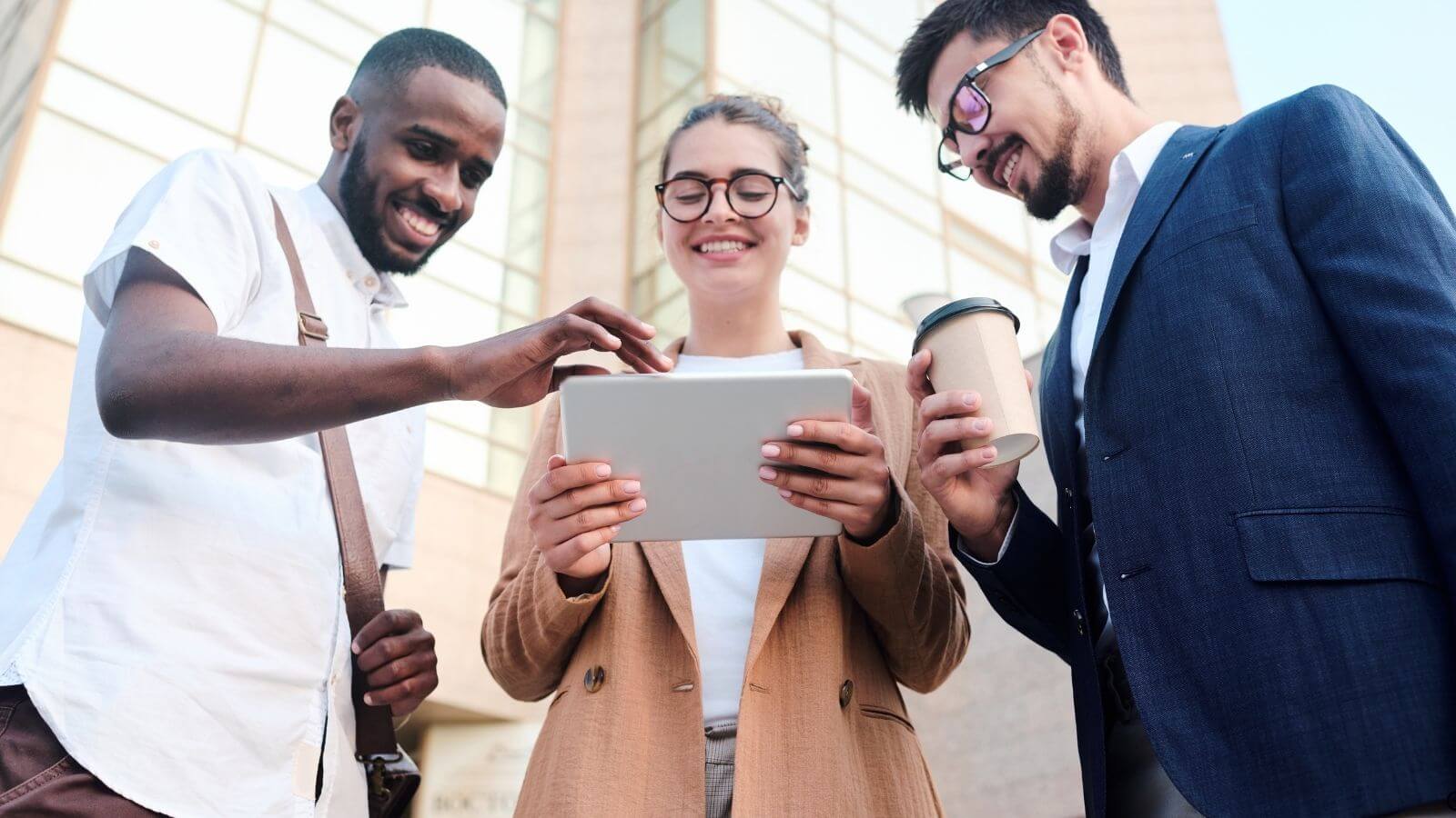 empresário analisando presença digital com site e gráficos de performance — posicionamento digital completo