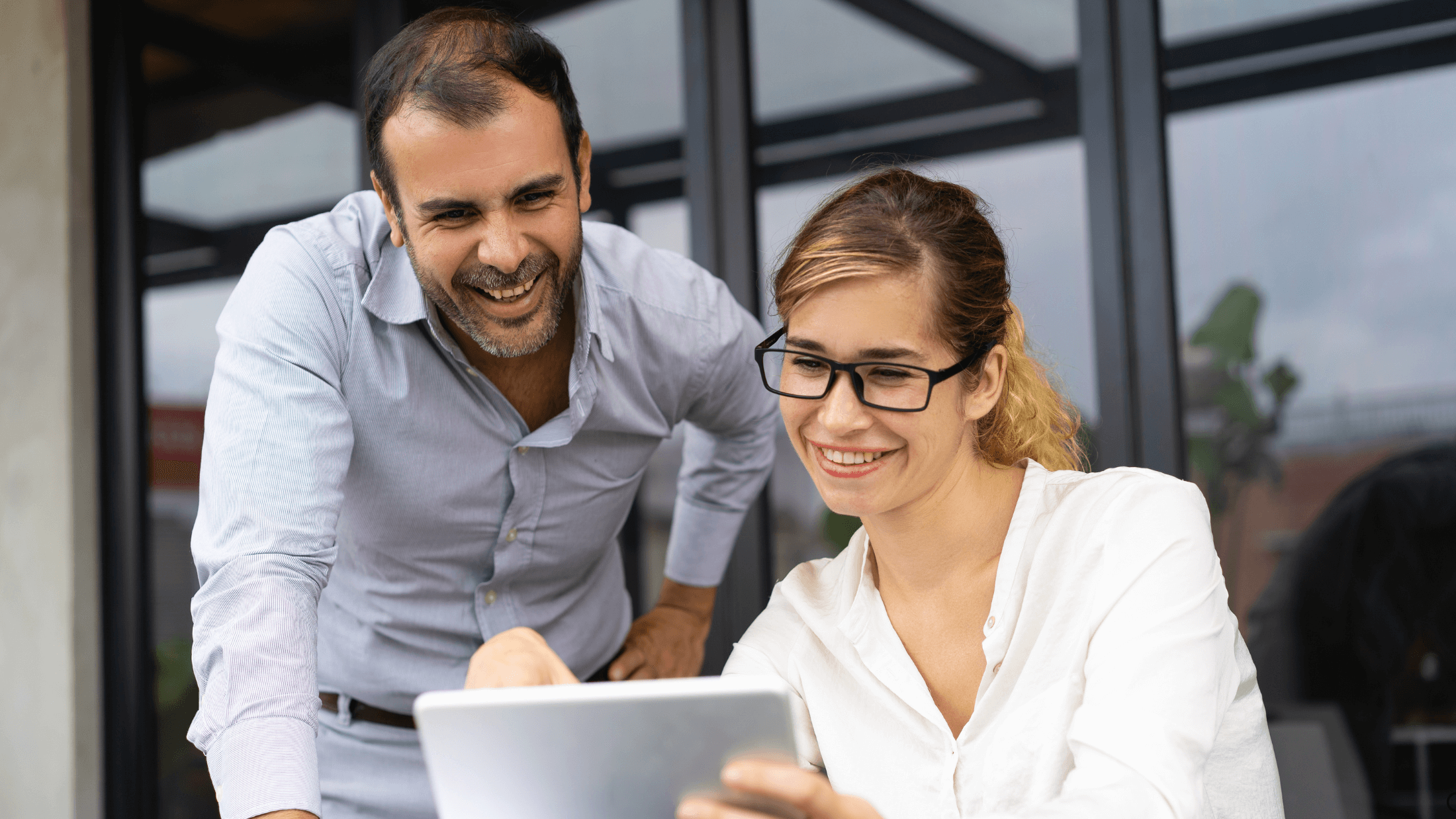 Empresário analisando telas digitais com ícones de site, Google e redes sociais conectadas, representando uma presença digital completa e estruturada.
